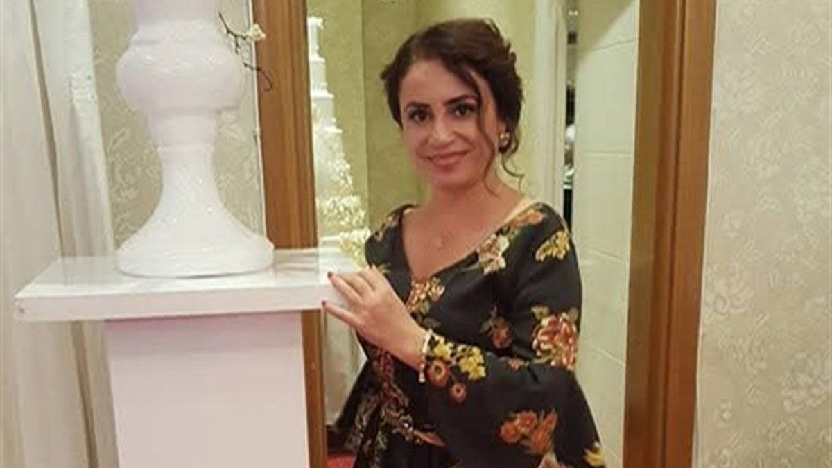 Ankara’da Başak Gürkan, boşanma aşamasında olduğu erkeğin babası tarafından, 5 yaşındaki kızının gözleri önünde bıçaklanarak öldürüldü.

Kadınlar en çok, en yakınındakiler tarafından öldürülüyor. Bu cinayetler, kadınların yaşam hakkını ve özgürlüğünü yok sayan; yaşam hakkını