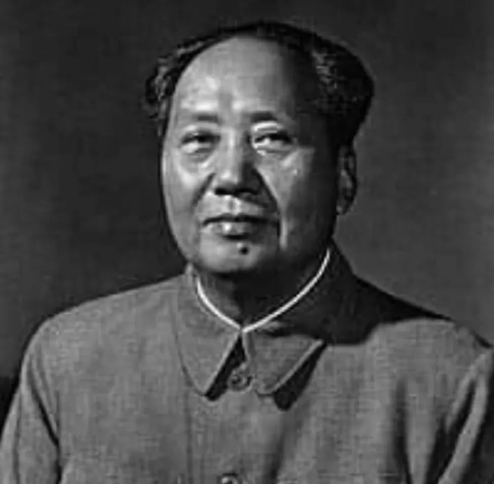 Mao Zedong, un 9 de septiembre iniciaré tu tránsito a la inmortalidad.
Gran Timonel, forjaste la República Popular China. Revolucionario marxista-leninista, guiaste a China hacia el socialismo con peculiaridades chinas.
Enseñaste que la política siempre dirige el fusil.