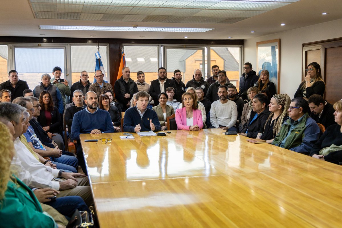 gustavomelella's tweet photo. ✔️Inversión histórica para el desarrollo energético fueguino: #Ushuaia tendrá una nueva central eléctrica de última generación.

Firmamos el contrato para la construcción de una nueva central eléctrica, una de las inversiones energéticas más relevantes de los últimos años. https://t.co/NsjwNy4iAQ