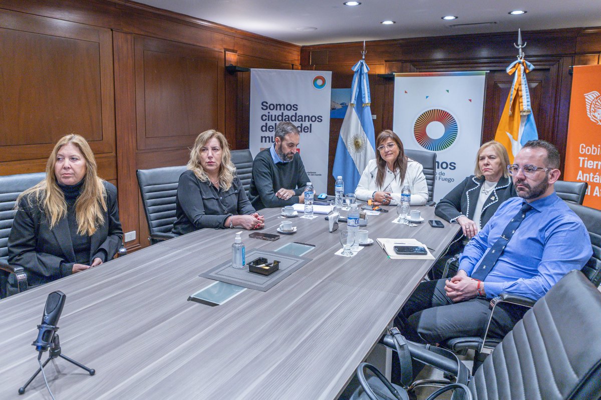 gustavomelella's tweet photo. ✔️Inversión histórica para el desarrollo energético fueguino: #Ushuaia tendrá una nueva central eléctrica de última generación.

Firmamos el contrato para la construcción de una nueva central eléctrica, una de las inversiones energéticas más relevantes de los últimos años. https://t.co/NsjwNy4iAQ
