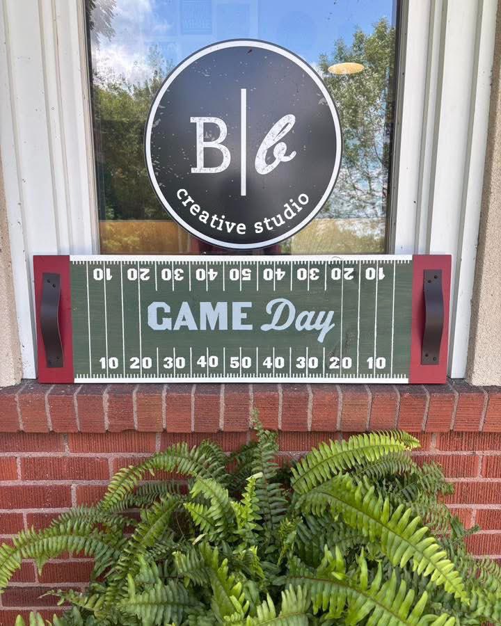 boardandbrushcs's tweet image. 𝙁𝙤𝙤𝙩𝙗𝙖𝙡𝙡 𝙞𝙨 𝙎𝙊𝙊𝙊 𝙗𝙖𝙘𝙠! 🏈
Which team are you rooting for this year? Tell us using your team colors!

Then, hop over to our website and snag your spot to make your own “Gameday Tray” - the ultimate MVP for weekend football parties! ⬇

boardandbrush.com/studio-locatio…