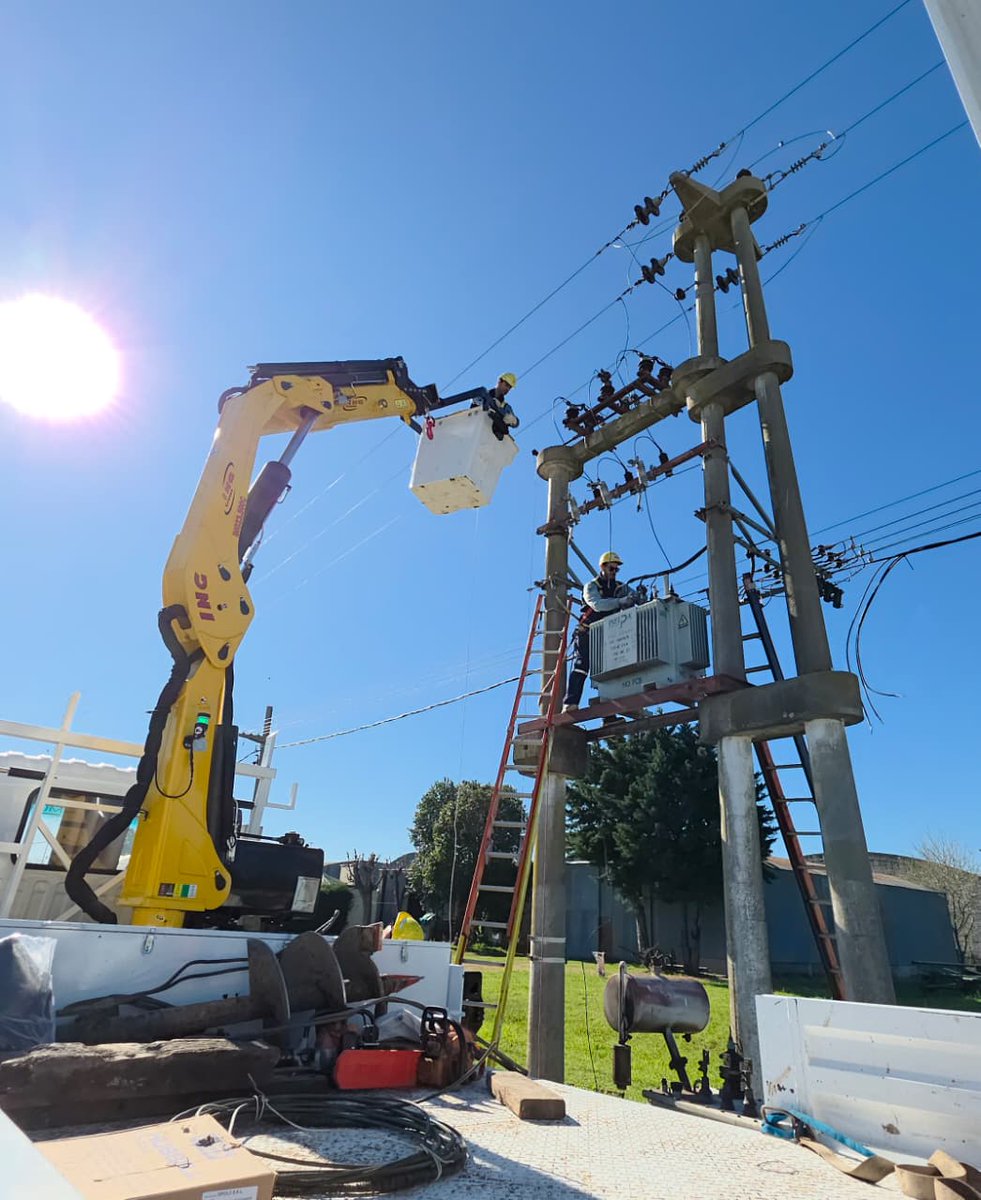 Nuevo transformador para Coronel Arnold. Esta unidad, de 315 kVA de potencia, constituye un paso fundamental para reforzar el abastecimiento eléctrico de la zona. Estos trabajos se enmarcan dentro de las acciones preventivas de la empresa, para garantizar el servicio eléctrico.