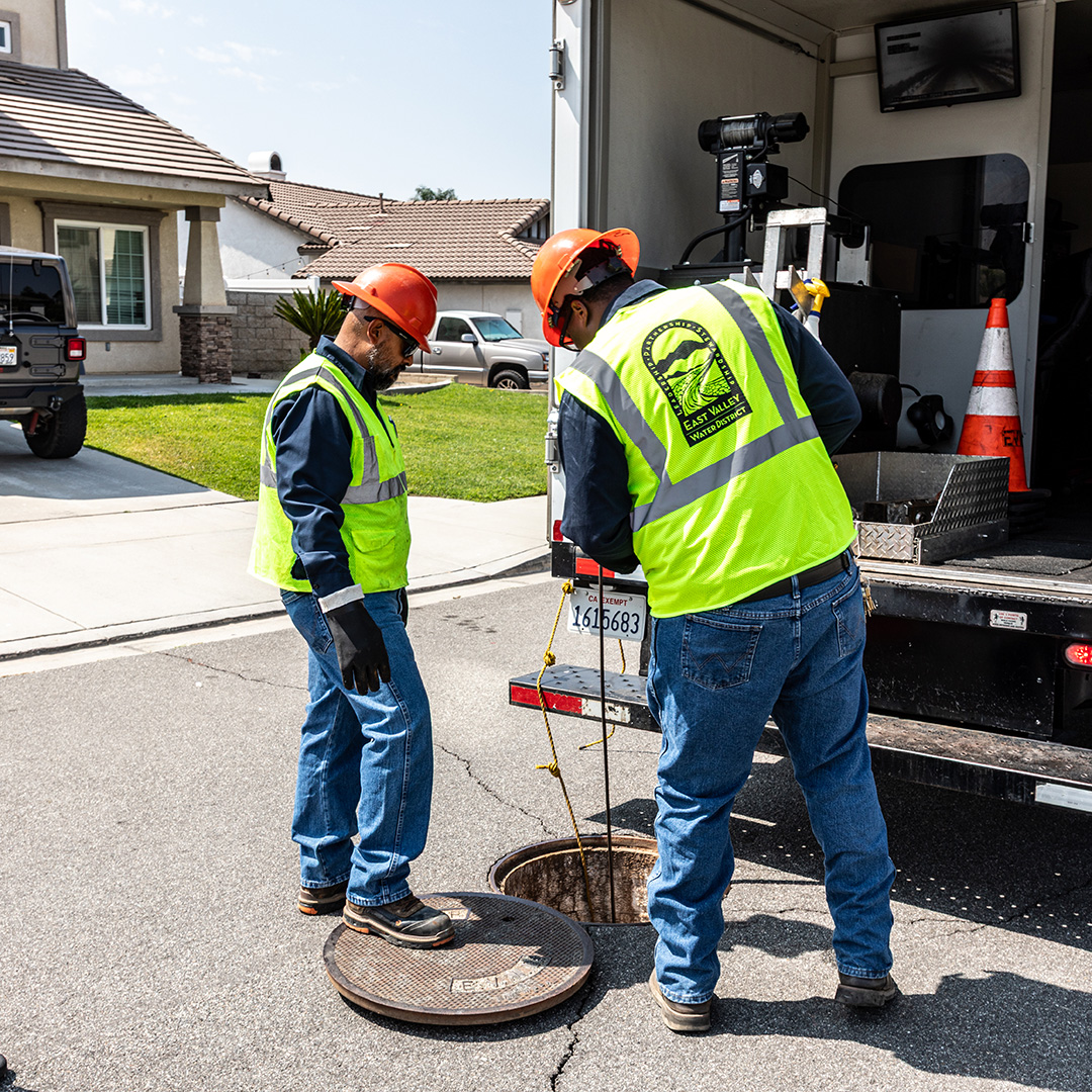 Flow check✅! 
East Valley Water District crews regularly monitor wastewater pipelines to ensure things keep moving.
.
.
.
.
.
#EVWD #WeAreEVWD #CityofHighland #CityofSanBernardino