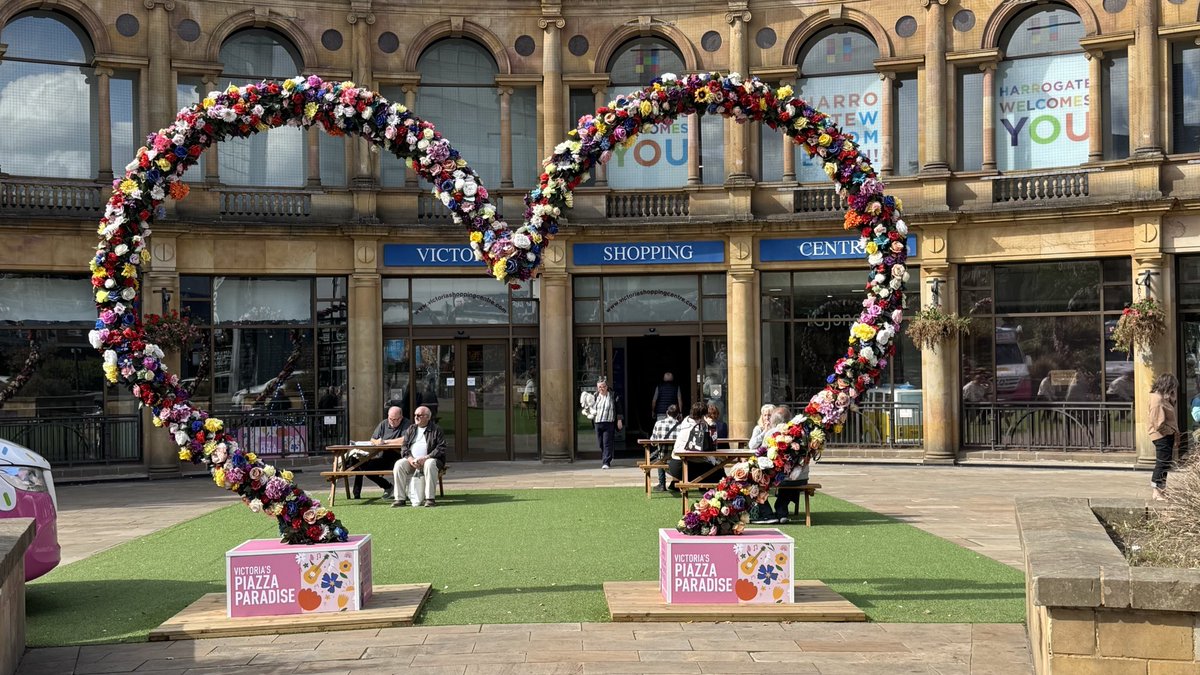 This lovely flower Heart is still welcoming our visitors to Harrogate. 🌸🌹🥀💐🌷🌺🌻