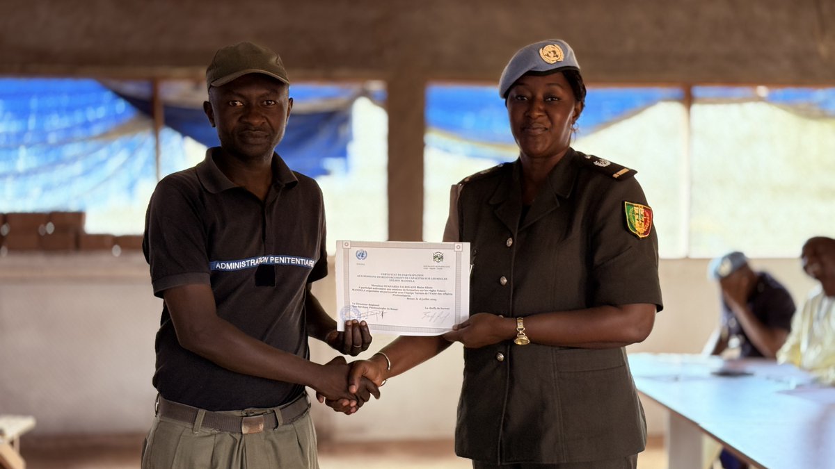 UN_CAR's tweet image. 24 surveillants de la Maison centrale de #Bouar (Nana-Mambéré) ont achevé 6 mois de formation sur les règles Nelson Mandela. 
&amp;gt;&amp;gt; Objectif : renforcer les bonnes pratiques &amp;amp; garantir les #droits des détenus. Une initiative conjointe #MINUSCA &amp;amp; autorités pénitentiaires🇨🇫