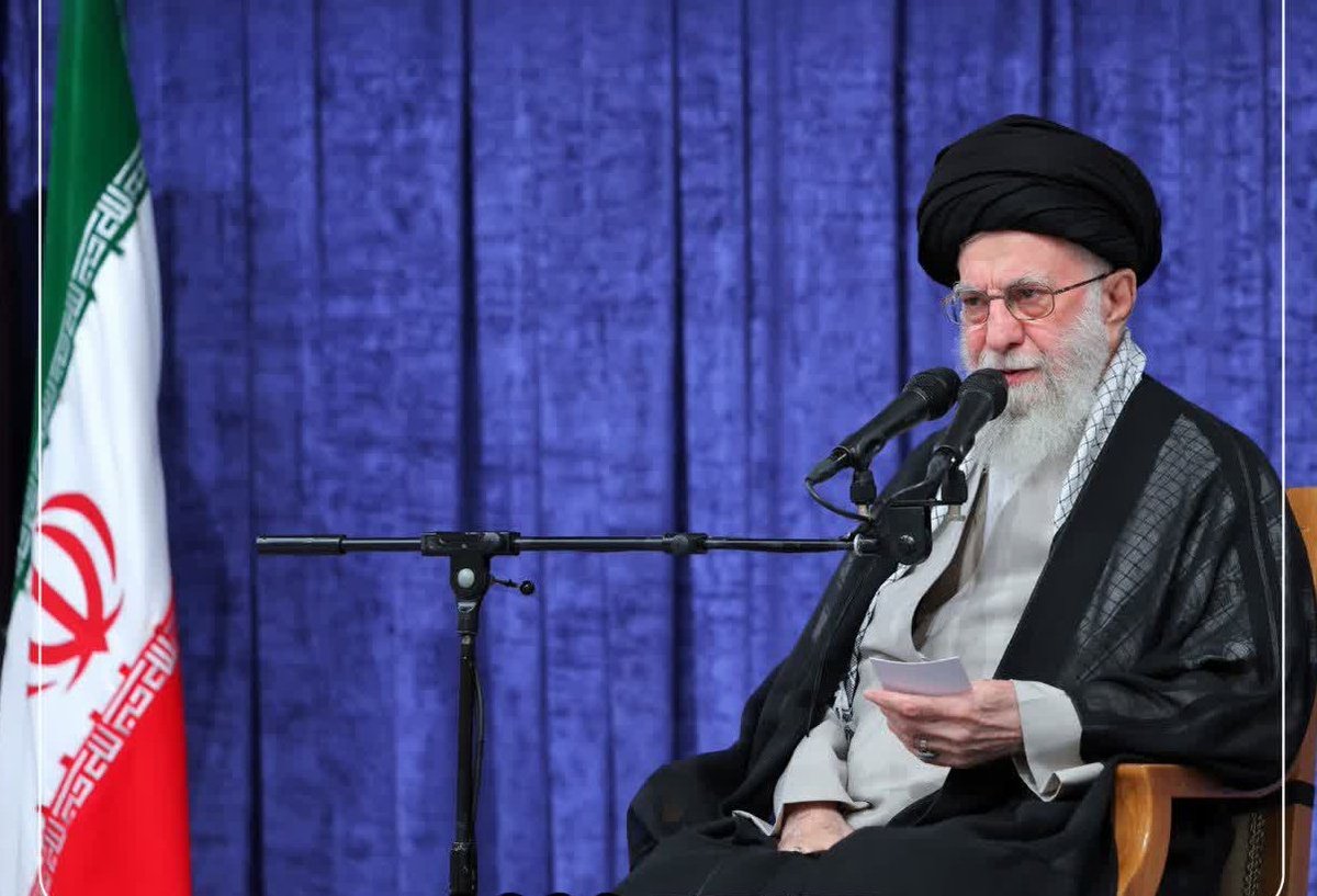 مقام معظم رهبری
 اتحاد مسلمانان یک فریضه‌ قطعی قرآنی است؛ این یک چیز دل‌بخواه نیست؛ این را به‌عنوان یک وظیفه باید نگاه کنیم. قرآن دستور داده: وَاعتَصِموا بحبل اللَّهِ جَمِيعًا وَلا تَفَرَّقُوا...
#اتحاد_مقدس
#محمد_رسول_الله