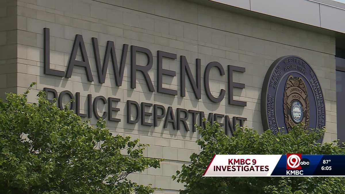 15-year-old Shawn Collier is speaking out after a nude photo of him was secretly taken &amp; shared at school.

His family says more should’ve been done to protect him. Police admit mistakes, promise change.

buff.ly/BACAnLr