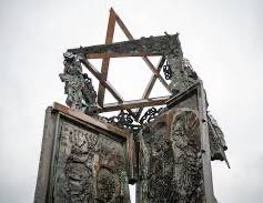 MarekEstok_SK's tweet image. On the 🇸🇰 #MemorialDay for the victims of #Holocaust and racial violence I honor the memory of those who suffered from hatred and discrimination during WWII. It is our duty to preserve our historical memory, stand against fascism and fight the spread of racism. #RemembranceDay