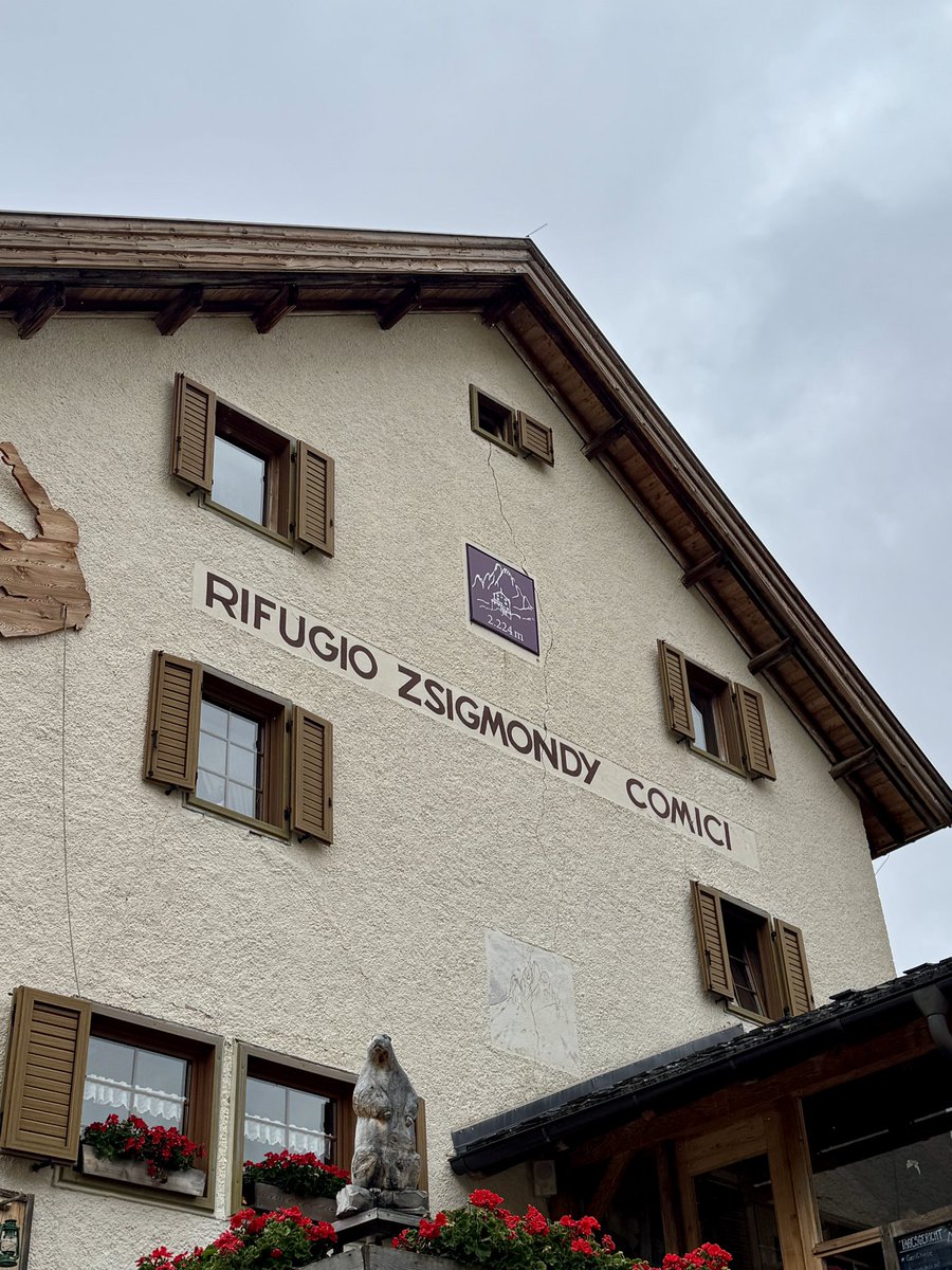franksteibli's tweet photo. Wenn schon kein Gipfel, so doch immerhin eine Hütte: Rifugio Zsigmondy Comici
#Bergwandern (13,5 km, 771 HM) #Südtirol 🇮🇹❤️ https://t.co/DIkMqlNBza