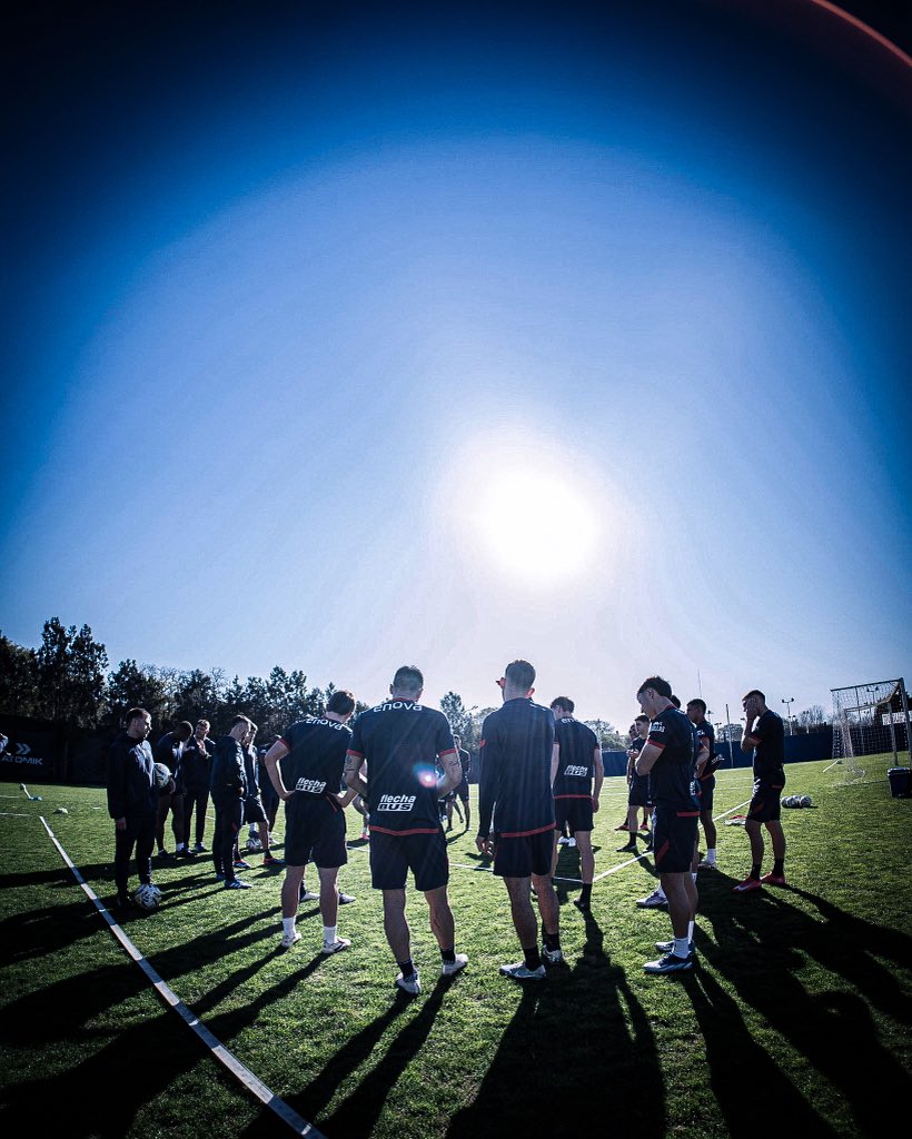 La CD decidió NO LEVANTAR las INHIBICIONES con lo que ingresó por la venta de #Irala para estar “TRANQUILOS ECONÓMICAMENTE” en cuantos sueldos hasta fin de año.

#SanLorenzo continúa inhibido y debe salarios al plantel. A un jugador se le adeudan ¡¡OCHO MESES!!

Escandaloso.