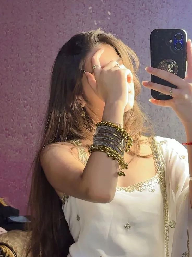 कमियां ढूंढने को.. जमाना है..❤️ 
  और खूबियों से प्यार कर निभाने को .. सिर्फ मेरे हस्बैंड है.

अर्चना पटेल 🦋✍🏻..