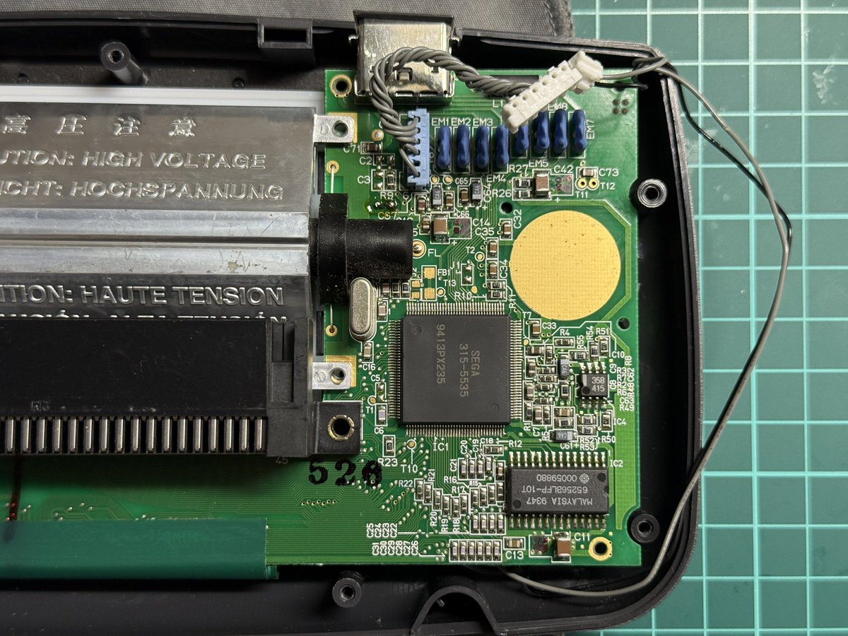 30 年前的黑科技 世嘉 Game Gear[doge] 
用固态贴片电容替换了所有漏液的铝电解电容 然后把屏幕更换成现代化的 ips 屏幕 终于不是电老虎了😎现在可以续航十几个小时（其实 30 年前笑话它是电老虎的人万万没想到 30 年后很多掌机续航也就 3 小时…）
#掌机##gamegear##世嘉#
