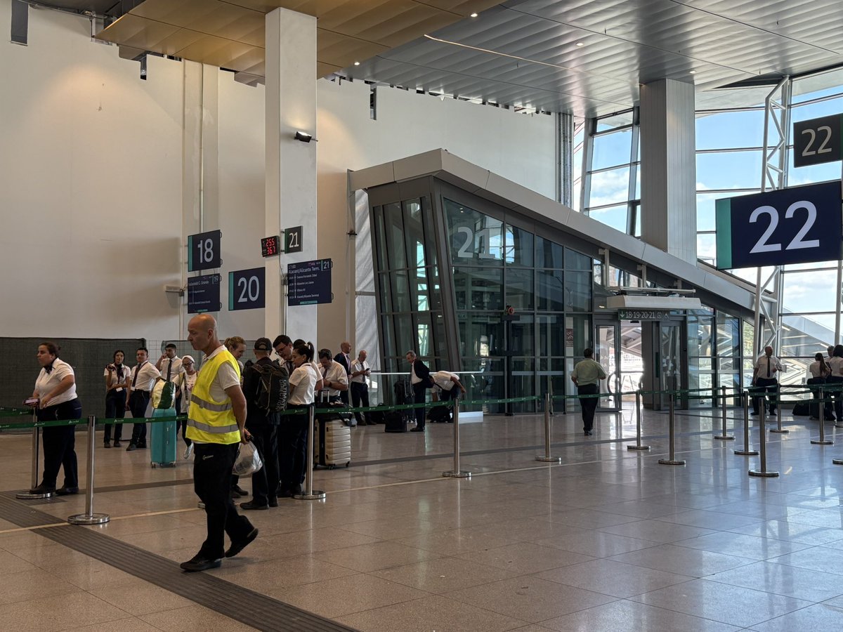 ¿Cuántos funcionarios de <a href="/Renfe/">Renfe</a> trabajando ves en la foto? Martes 09 de septiembre de 2025 #Chamartin #Madrid #NoConMisImpuestos <a href="/Inforenfe/">InfoRenfe</a> <a href="/oscar_puente_/">Oscar Puente</a>