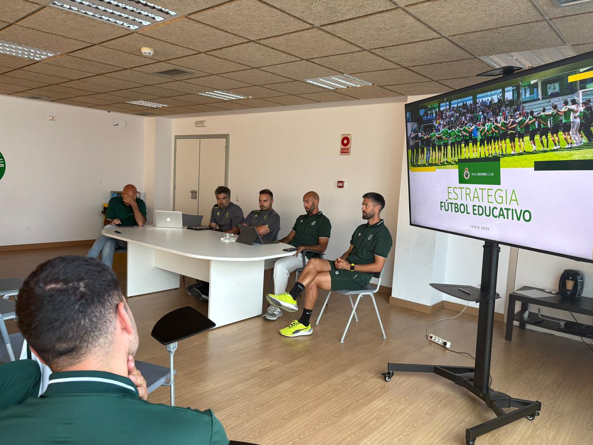 ⚽️ Nuestros técnicos de <a href="/racingcantera/">Cantera | Real Racing Club</a> ya conocen el nuevo proyecto “Fútbol Educativo”

👨🏼‍🏫 Gonzalo Colsa encabeza una iniciativa que busca formar, proteger y desarrollar a los jóvenes futbolistas de la base en todas sus dimensiones