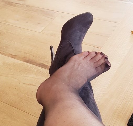 Feier Abend - raus aus den Stiefeln

Übrigens diese Halterlosen sind abzugeben 🖤

<a href="/ShopMistresses/">Mistresses Secrets Shop</a>