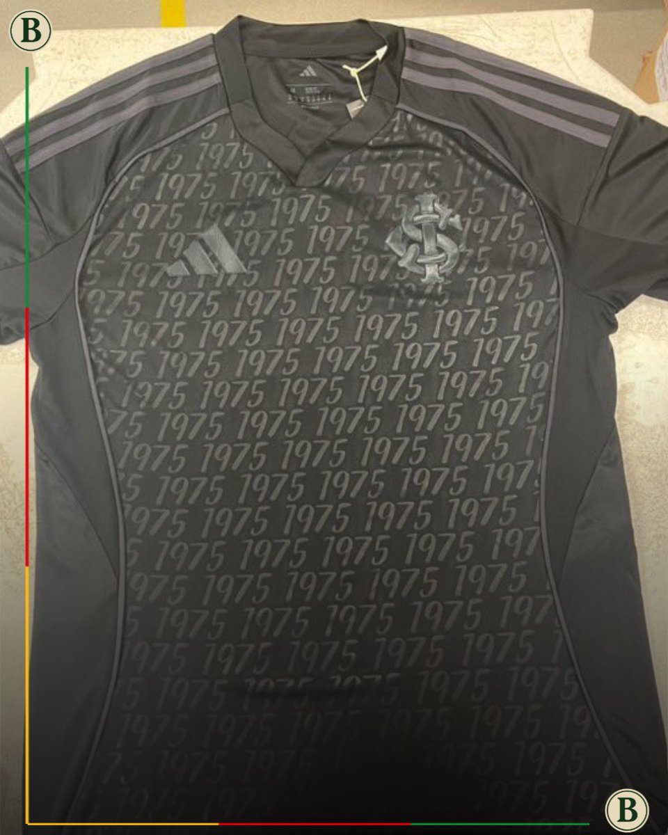 O_Bairrista's tweet photo. 👕 O jornalista Carlos Lacerda divulgou, nesta terça-feira (9), imagens de uma possível camisa 3 do Internacional que teria vazado. O modelo é predominantemente escuro e faz homenagem ao título brasileiro de 1975.

🤔 Se de fato for lançada, a camisa deverá estar à disposição do plantel durante a sequência da temporada.

❓ E você, torcedor: o que achou da nova camisa do Inter?