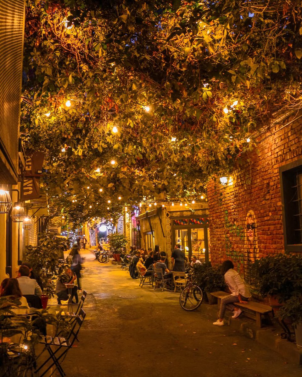 Sonbahar ruhunu yaşayabileceğin Karaköy, Karabatak’ta arkadaşlarınla kahve iç.