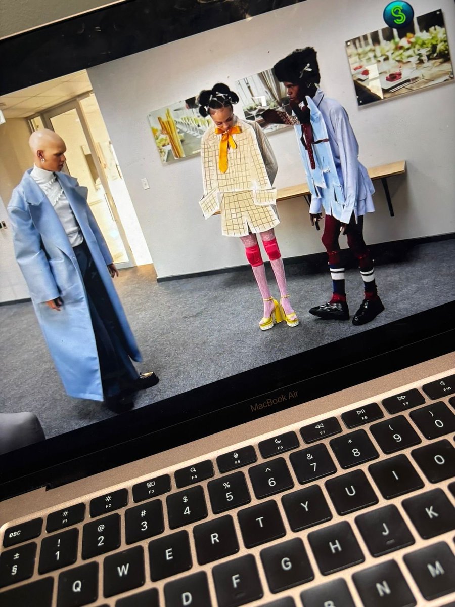 tswana_gent's tweet image. Yuri’s advice to young people in the creative space is that they must collaborate! Team up with people to get yourself out there! Nothing more real than that🤞🏿🔥 #AfternoonExpress #PEPHomeExpress