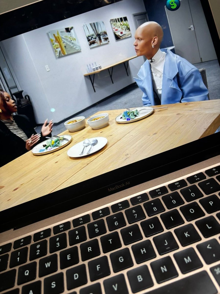 tswana_gent's tweet image. Yuri’s advice to young people in the creative space is that they must collaborate! Team up with people to get yourself out there! Nothing more real than that🤞🏿🔥 #AfternoonExpress #PEPHomeExpress