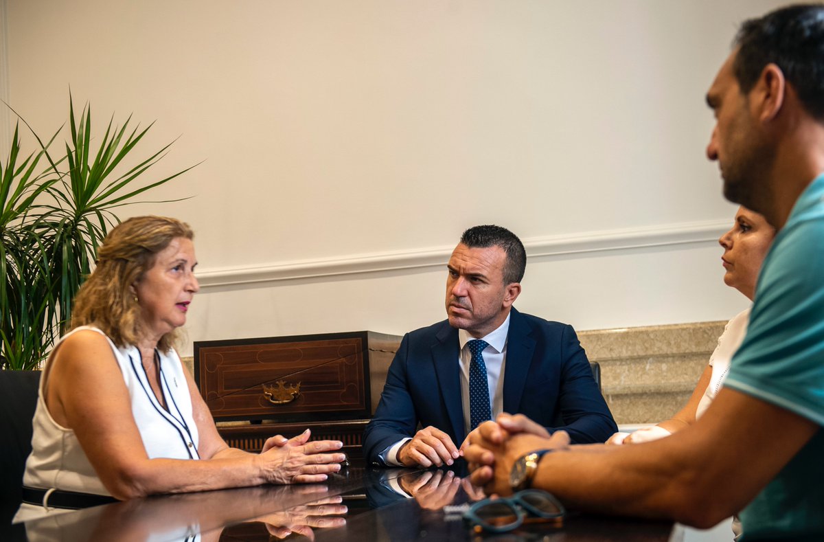 Vicente Mompó Aledo (@vicente_mompo_) on Twitter photo Bugarra renovará por completo su polideportivo gracias al Pla Obert de la <a href="/dipvalencia/">Diputació de València</a>.
Nos reunimos con su alcaldesa, Teresa Cervera, y parte de su equipo, para conocer de cerca los proyectos que seguirán impulsando la recuperación de un pueblo que vivió en primera persona las Bugarra renovará por completo su polideportivo gracias al Pla Obert de la <a href="/dipvalencia/">Diputació de València</a>.
Nos reunimos con su alcaldesa, Teresa Cervera, y parte de su equipo, para conocer de cerca los proyectos que seguirán impulsando la recuperación de un pueblo que vivió en primera persona las