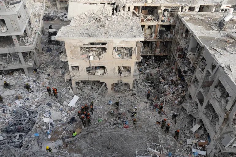 هذا هو الدمار في عمق تل أبيب عندما قررت إسرائيل انتهاك سيادة إيران.
فهل سينتفض مجلس التعاون الخليجي في وجه هذا الكيان ويفعّل اتفاقية الدفاع المشترك، كما انتفضت إيران وجعلت الكيان يطالب بوقف إطلاق النار؟
أم سيبقى العرب خاضعين؟
#الدوحة 
#قطر