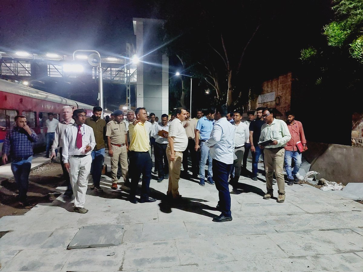 DRMJodhpurNWR's tweet photo. अमृत भारत स्टेशन योजना के तहत पुनर्विकसित बाड़मेर रेलवे स्टेशन का निरीक्षण। 
यात्रियों को मिलेगा आधुनिक, सुरक्षित व सुविधाजनक यात्रा अनुभव।
@NWRailways https://t.co/Nv8e5cxVt5