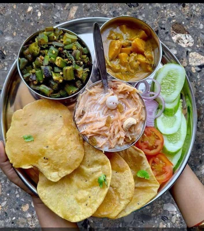 यह खाना उनके लिए है जो मुसीबत में मेरे साथ हमेशा खड़े रहते हैं और मेरा सपोर्ट करते हैं चलो अब जल्दी से  भोजन कर लो और थाली वापस कर दो👏🌹💯💌💰
शुभ रात्रि जी राधे राधे