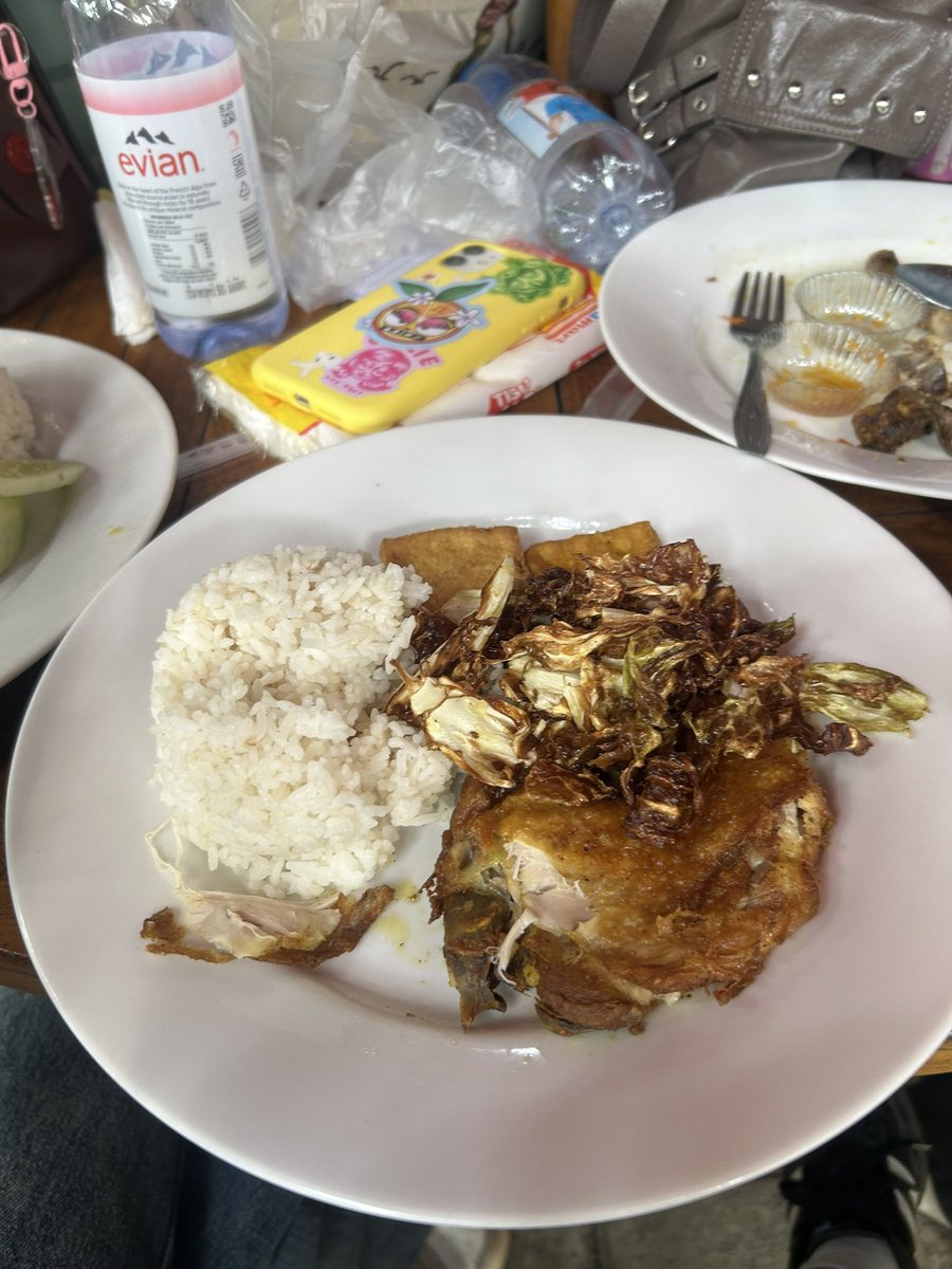 weirdikan's tweet photo. ke kampus cuman buat ayam margo …. 🤤 (tapi tadi nasinya keras ugh) https://t.co/fNbVt6FY1V