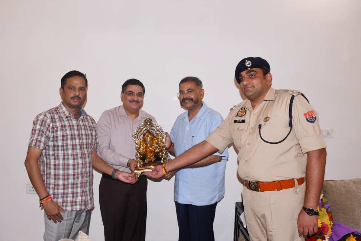 ipsajaysahni's tweet image. अपर पुलिस महानिदेशक बरेली जोन, #SSP बरेली व जनपद बरेली के अन्य अधिकारियों के साथ बरेली आगमन पर श्री प्रशान्त कुमार पूर्व पुलिस महानिदेशक उ0प्र0 को स्मृति चिन्ह  भेट कर अभिवादन किया।