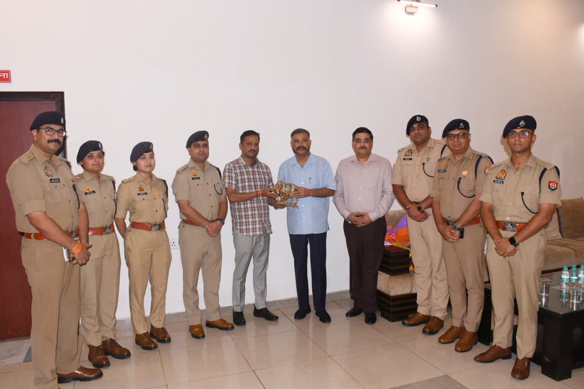 ipsajaysahni's tweet image. अपर पुलिस महानिदेशक बरेली जोन, #SSP बरेली व जनपद बरेली के अन्य अधिकारियों के साथ बरेली आगमन पर श्री प्रशान्त कुमार पूर्व पुलिस महानिदेशक उ0प्र0 को स्मृति चिन्ह  भेट कर अभिवादन किया।
