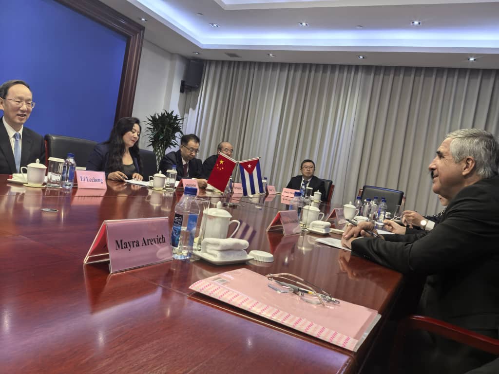 Eduardo Martínez Díaz (@edmartdiaz) on Twitter photo Junto a la Ministra <a href="/MayraArevich/">Mayra Arevich Marín 🇨🇺</a>, sostuvimos una reunión de trabajo con el Ministro de Industria e Infocomunicaciones de #China. Revisamos los proyectos conjuntos para incrementar la banda ancha y fortalecer las telecomunicaciones en #Cuba. 🧵 Junto a la Ministra <a href="/MayraArevich/">Mayra Arevich Marín 🇨🇺</a>, sostuvimos una reunión de trabajo con el Ministro de Industria e Infocomunicaciones de #China. Revisamos los proyectos conjuntos para incrementar la banda ancha y fortalecer las telecomunicaciones en #Cuba. 🧵