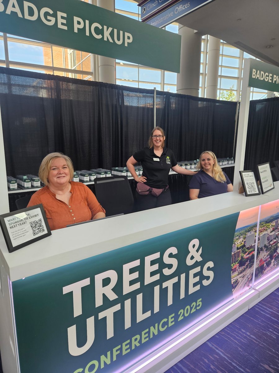 ArboristUtility's tweet image. Check out this friendly crew awaiting your arrival at the registration desk of the Trees &amp;amp; Utilities Conference. Enjoy the week! @arborday #treesandutilities #conference #Knoxville