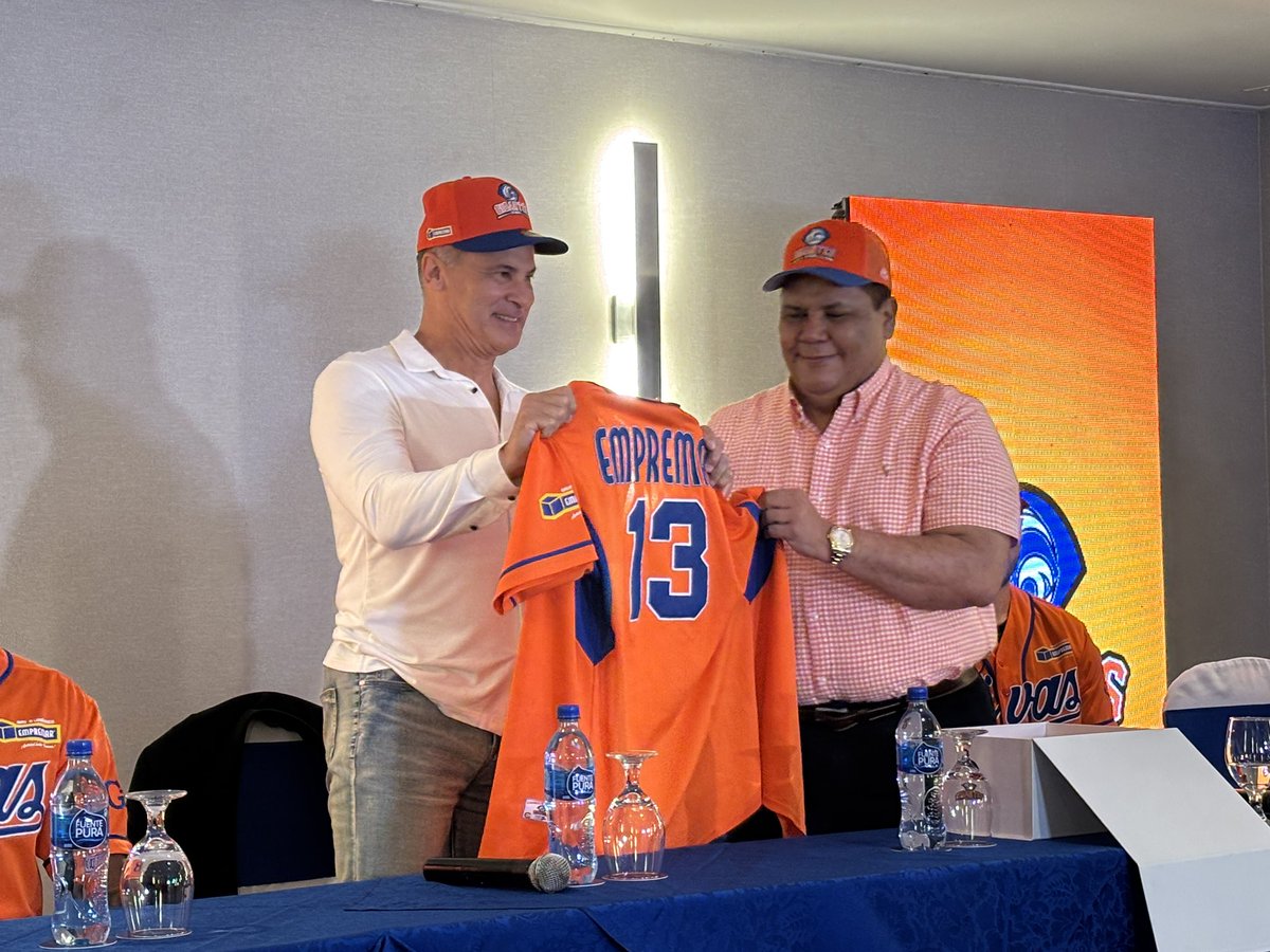 8DeportivoTN8's tweet photo. Oficialmente Omar Vizquel porta la camisa de los Gigantes de Rivas para la próxima Liga Profesional.
Vizquel, recordado por sus años con los Indios de Cleveland, afirmó que se siente responsable de seguir el éxito de esta franquicia.
#8D #LBPN https://t.co/htB0fb1gcc