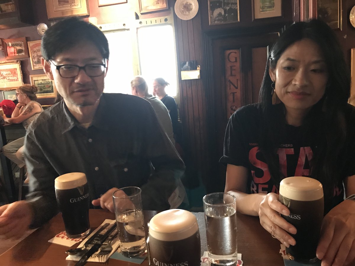 pastamastar's tweet photo. ひとつの夢だったアイルランドのパブでトラディショナルを聴きながらギネスを飲む・・・てのを！
１８７０年からやってる老舗のパブで・・・老練の方々が昼から集まって演奏・・・とってもフレンドリー(笑) https://t.co/W5A720RUj3