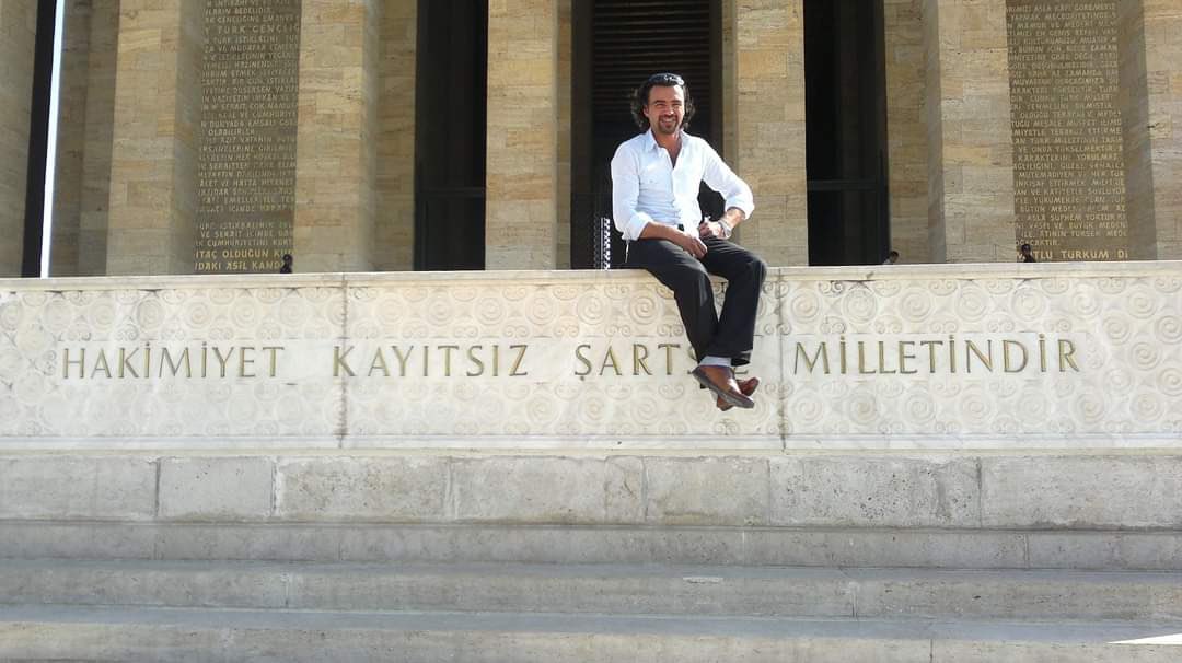 Öz kızına tecavüz eden Gökmen Kaç koyu bir kemalistti. Ailesi onu Atatürk'ün ilke ve devrimleri ışığında yetiştirmişti.