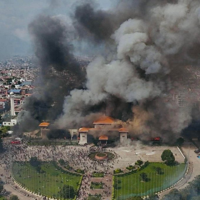 thairizard's tweet photo. Diferença de golpe em cada país:

🇳🇵 Nepal     |     Brasil 🇧🇷 https://t.co/jJ4snDIHi6