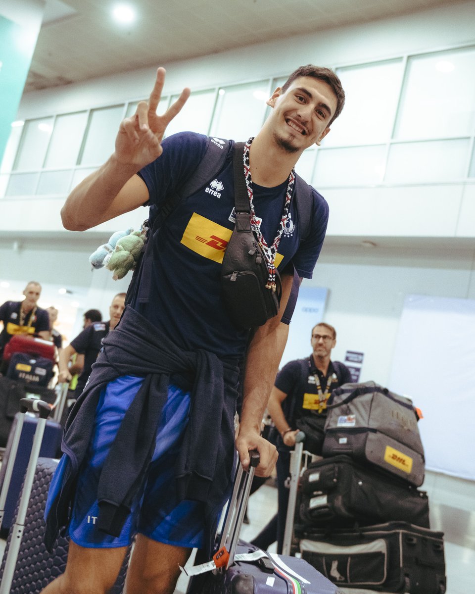 Federvolley's tweet photo. 🇵🇭 MONDIALI MASCHILI 🇵🇭 

💙 🛬 🇵🇭

🔥 Azzurri arrivati a Manila!
Partita ufficialmente la spedizione dell’Italia di Ferdinando De Giorgi ai Campionati del Mondo 💪🏻

#LaNazionale | #MWCH2025 | #Philippines2025 | @volleyballworld https://t.co/9I85Lf8ef8