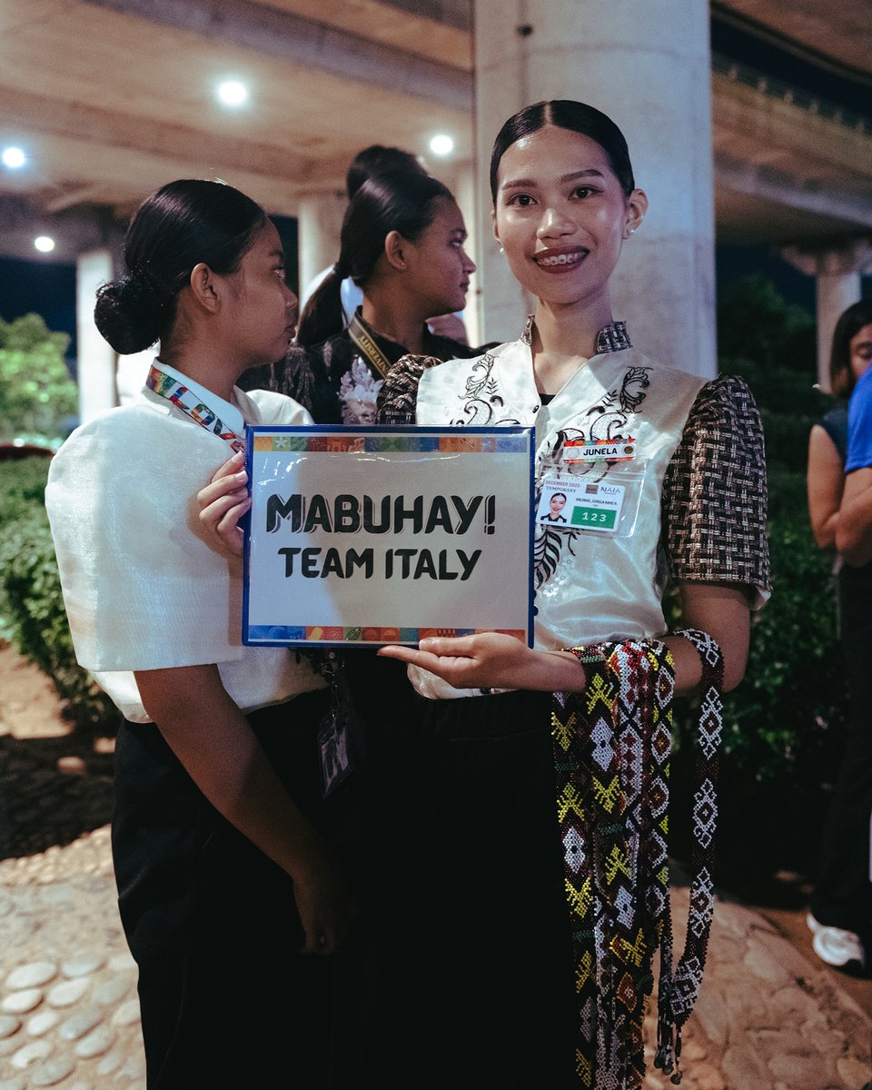 Federvolley's tweet photo. 🇵🇭 MONDIALI MASCHILI 🇵🇭 

💙 🛬 🇵🇭

🔥 Azzurri arrivati a Manila!
Partita ufficialmente la spedizione dell’Italia di Ferdinando De Giorgi ai Campionati del Mondo 💪🏻

#LaNazionale | #MWCH2025 | #Philippines2025 | @volleyballworld https://t.co/9I85Lf8ef8