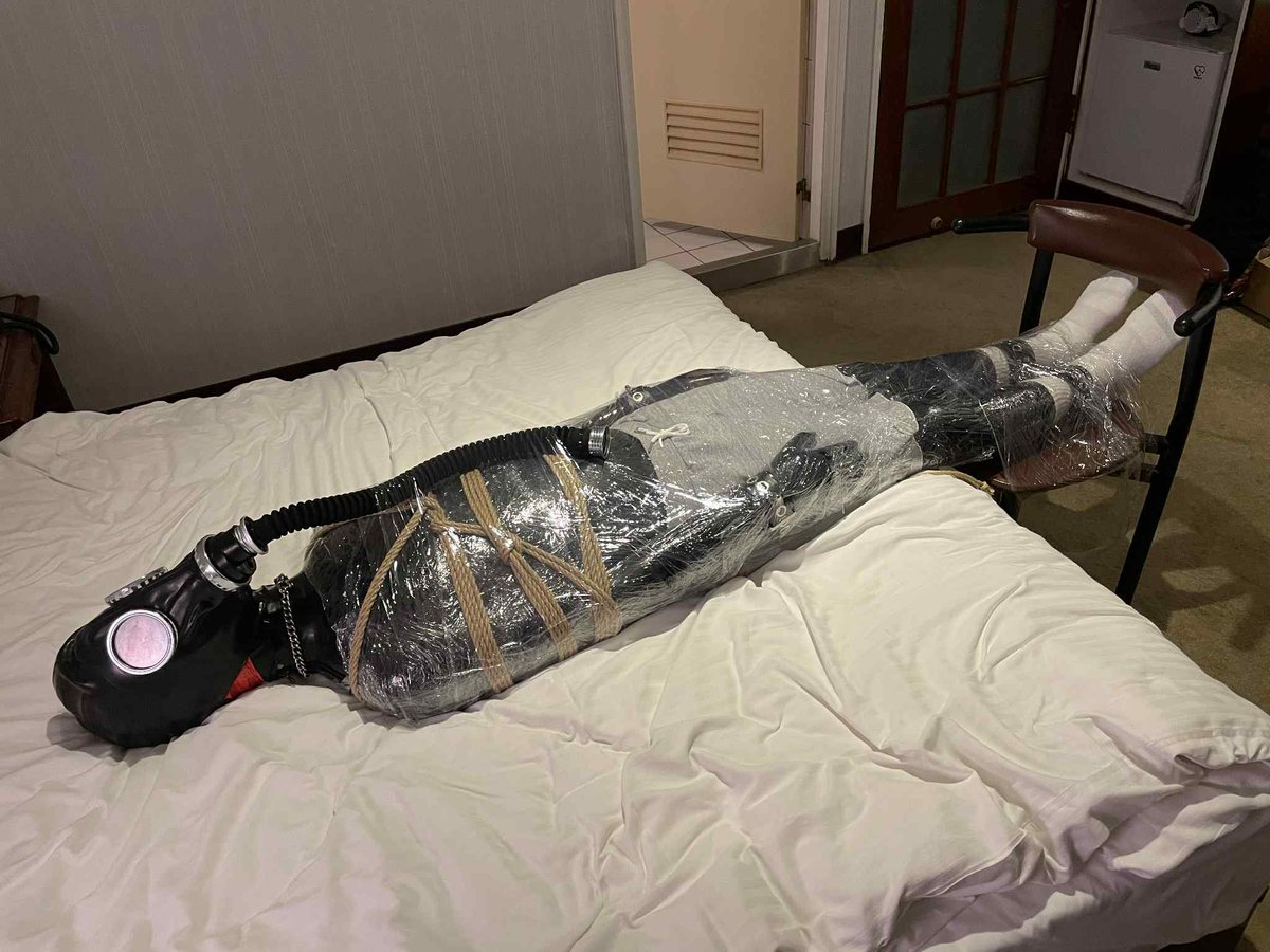 膠衣其實長在我的審美上
但油的味道我真的...
所以到現在膠衣的作品都很少
嗚嗚嗚