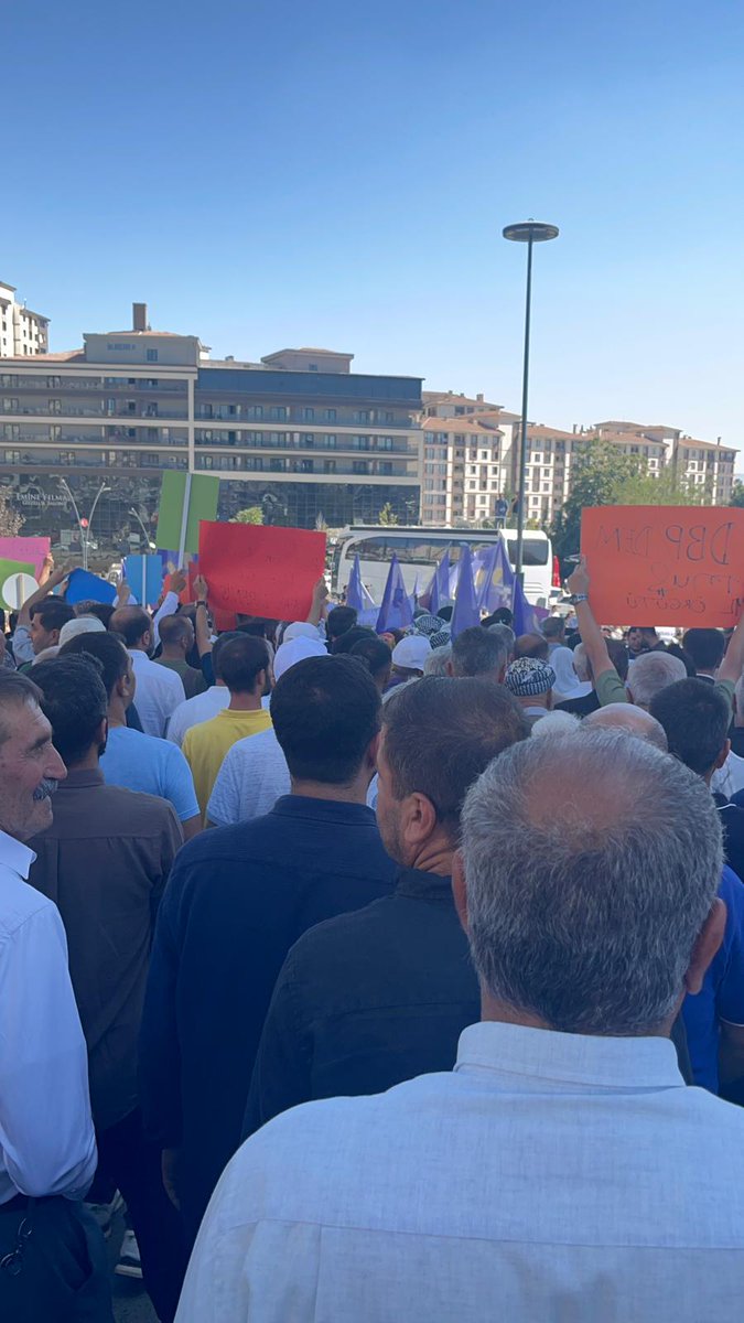 Doğa talanına, ekolojik yıkıma karşı sesimizi yükseltiyoruz!
Bugün Şırnak’ta yıllardır devam eden doğa katliamına karşı düzenlenen etkinliğe TTB Merkez Konseyi ve Diyarbakır Tabip Odası yönetim kurulu  olarak katıldık.
Yaşamı ve doğayı birlikte savunacağız!