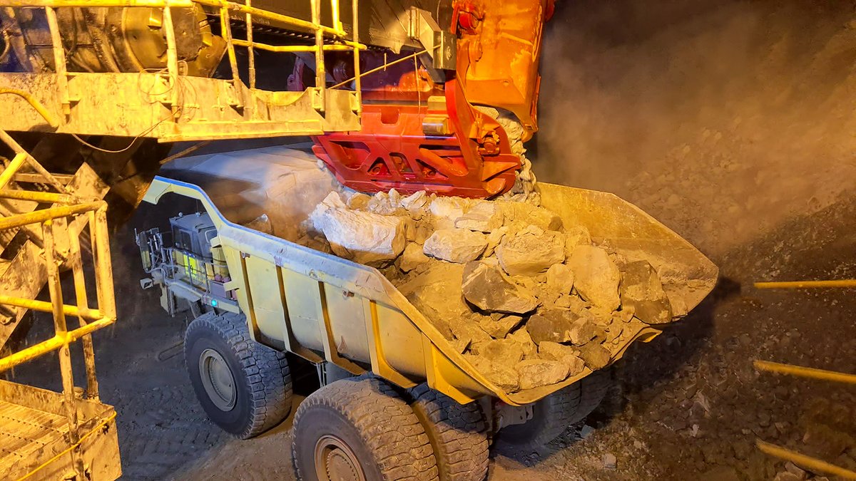 A fleet of 3 x 57m3 (74yd) ESCO® Production Master dippers featuring an ESCO® Nemisys® N3 integral nose lip, optimizing the load and haul efficiencies, helping improve emissions and sustainability outcomes
Learn more about ESCO rope shovel dippers bit.ly/4om0zDU
#mining