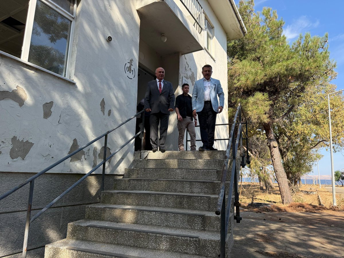 📍Zincirbozan🪝⚓️
Çardak Belediye Başkanımız ve müdürlerimizle birlikte Zincirbozan’da incelemelerde bulunduk.

     Siyasi tarihimizde önemli bir yere sahip Zincirbozan’ın hüzünlü hikayesini gelecek nesillere taşımak için çalışacağız. 
#çanakkale
#tarihesaygı
#lapseki