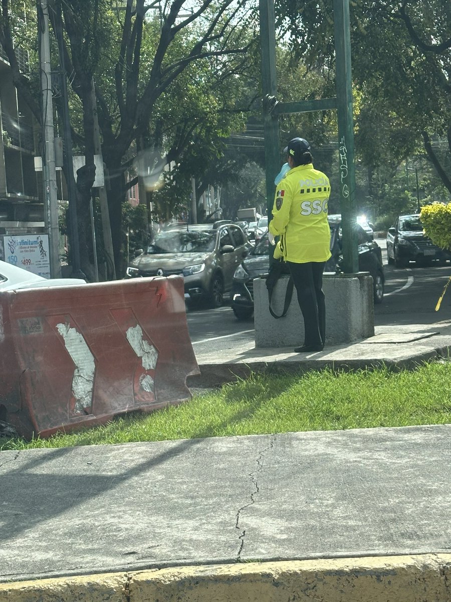Muchos policías sobre Obrero Mundial y Monterrey (el inicio) disque dirigiendo el tráfico y creando la calle de Sánchez Azcona sin embargo se hacen cuellos de botella para llegar y ningún policía para coordinar <a href="/SSC_CDMX/">SSC CDMX</a> <a href="/AlcaldiaBenito/">Kevin alexis</a>