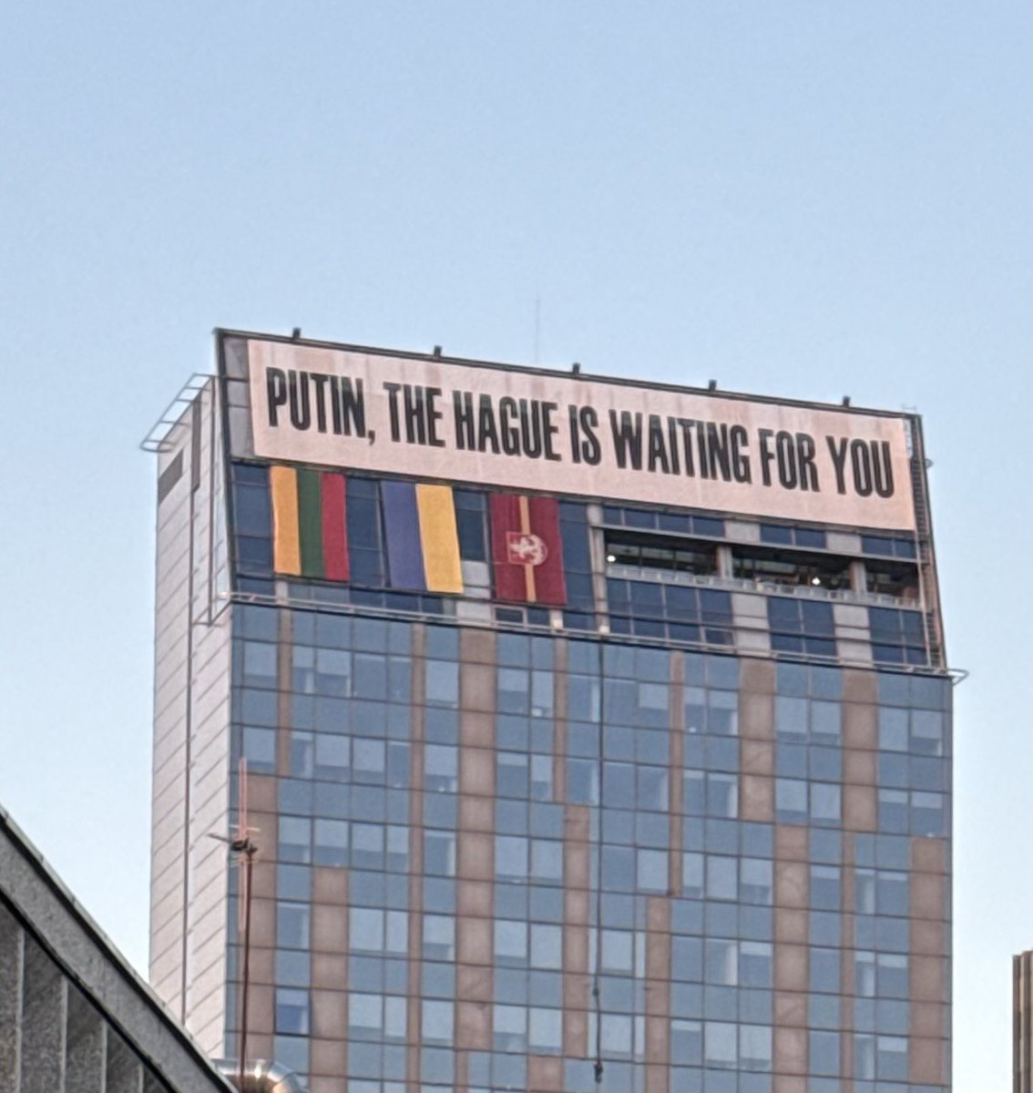 🇱🇹 En vän i Vilnius skickade denna bild. 

Litauerna har genomlidit det sovjetiska helvetet, de förstår exakt vad Ukraina går igenom, och det vet vad som väntar oss alla i Europa om inte den ryska terrorn stoppas.