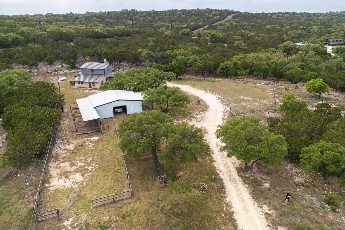 TxHorseProperty's tweet image. SPRING BRANCH, SOUTH TEXAS. 23.09 acres. 3/2.5 home w/island kitchen, patios. On-demand water heater, recent water pump, water filtration, Starlink. Stables, shooting ranges. Access to Guadalupe River. $1.3M #txhorseproperties #springbranch #southtexas tinyurl.com/3487SpringBran…