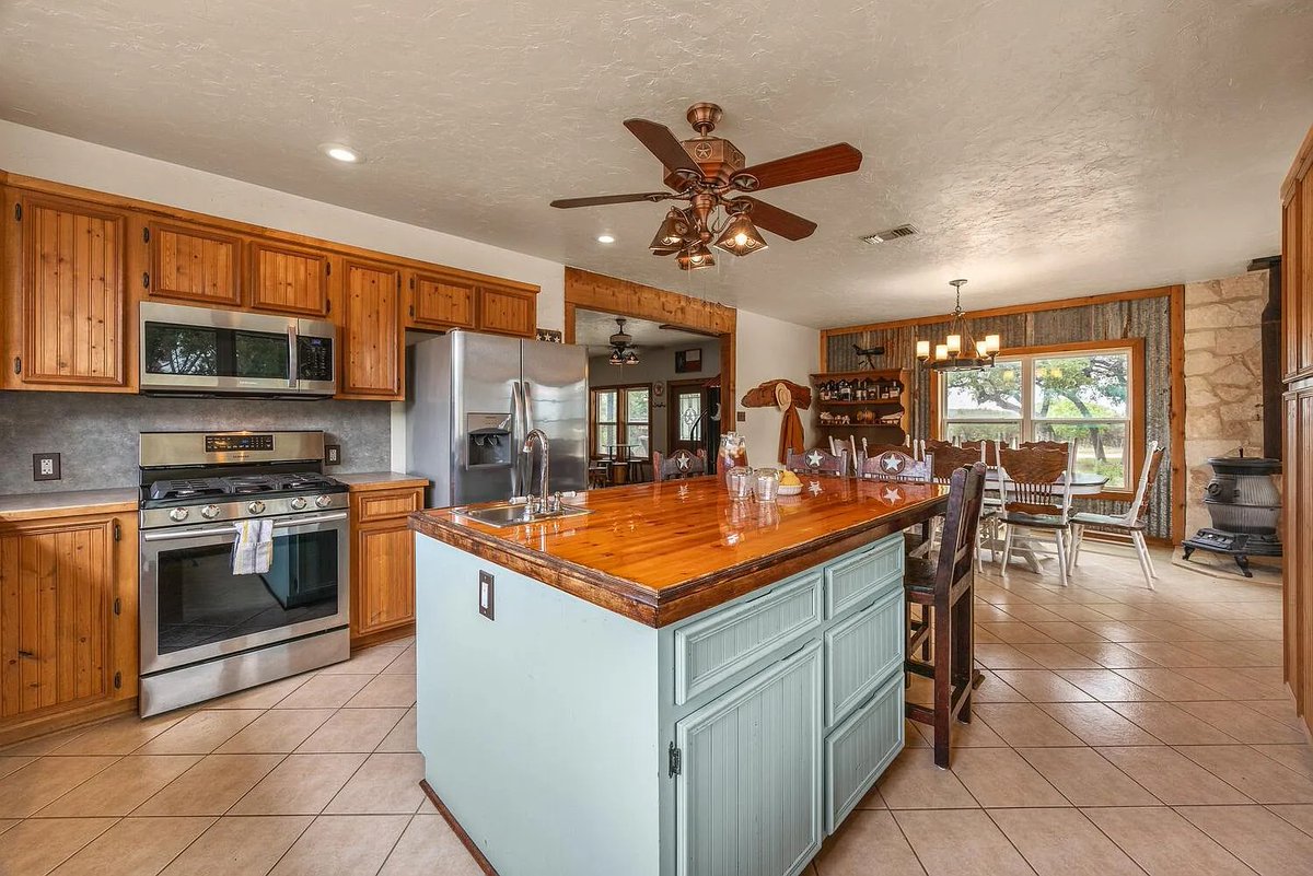 TxHorseProperty's tweet image. SPRING BRANCH, SOUTH TEXAS. 23.09 acres. 3/2.5 home w/island kitchen, patios. On-demand water heater, recent water pump, water filtration, Starlink. Stables, shooting ranges. Access to Guadalupe River. $1.3M #txhorseproperties #springbranch #southtexas tinyurl.com/3487SpringBran…