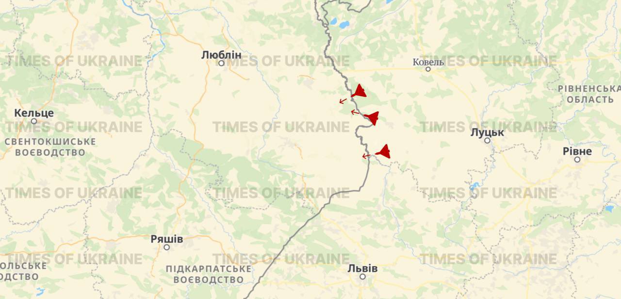 Os F-16 e F-35 poloneses  no ar depois que três Shaheds voaram para a Polônia vindos da região de Volyn. FR24.