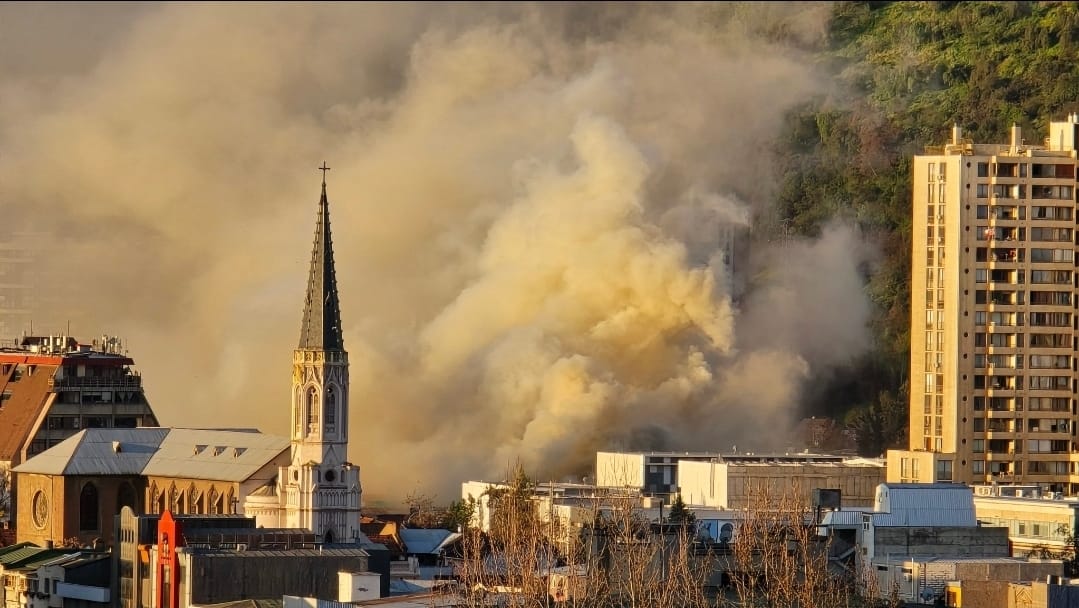 Cuerpo de Bomberos de Santiago tweet media