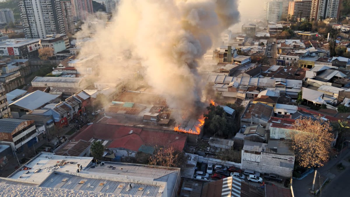 Cuerpo de Bomberos de Santiago tweet media