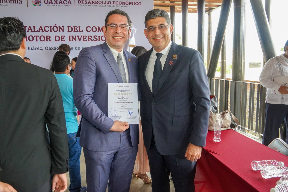 DesEconomicoOax's tweet photo. Estamos haciendo lo que nunca antes: cerrar la brecha de desigualdades y abrir un camino de justicia social. Vivimos un momento histórico en el que ya no se puede hablar de desarrollo sin mirar al sur… y el sur es Oaxaca.

@salomonj https://t.co/FbtIixEytw